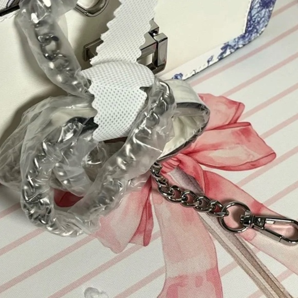 Aldo 🎁 NWT White and Blue Crossbody Bag with Porcelain Print🎁 Gift Ready - Picture 7 of 8